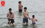 Hà Nội nắng nóng 38 độ C, người dân đổ xô ra hồ Tây tắm giải nhiệt